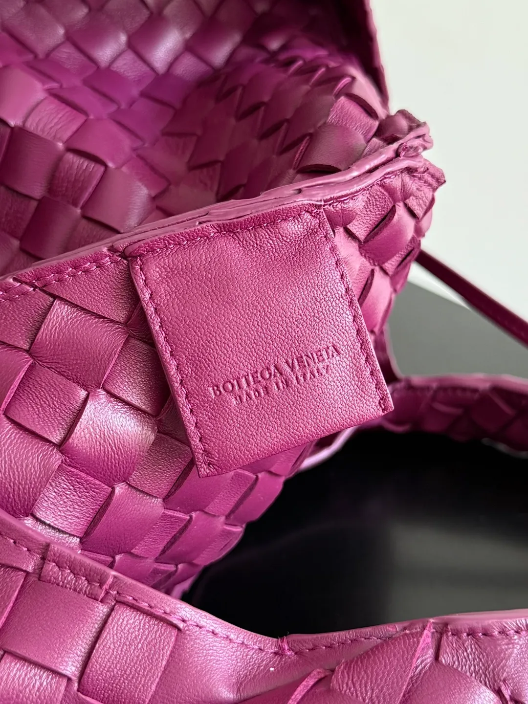 Batch 2160 new products are coming! BOTTEGA VENETA Bottega Veneta's 2025 new Campana shoulder bag is on the market~ First of all, I would like to praise the weight of this bag. As a not too small bag, it is very light for daily use. For people like me who need to carry a lot of belongings when going out, this advantage is great, and it greatly reduces the burden of traveling. 🛍️The shape is a bit like a combination of parachute and jodie. The blunt triangle shape is cute and honest. Carrying it on your back when going shopping is a good mood accelerator. The handles and body of the bag are both classic weaves. A tie is added to the original open design. If it is not tied up, the bag will look like a small vegetable basket when carried. Style number: 844249 Size: 33*20*16.5cm